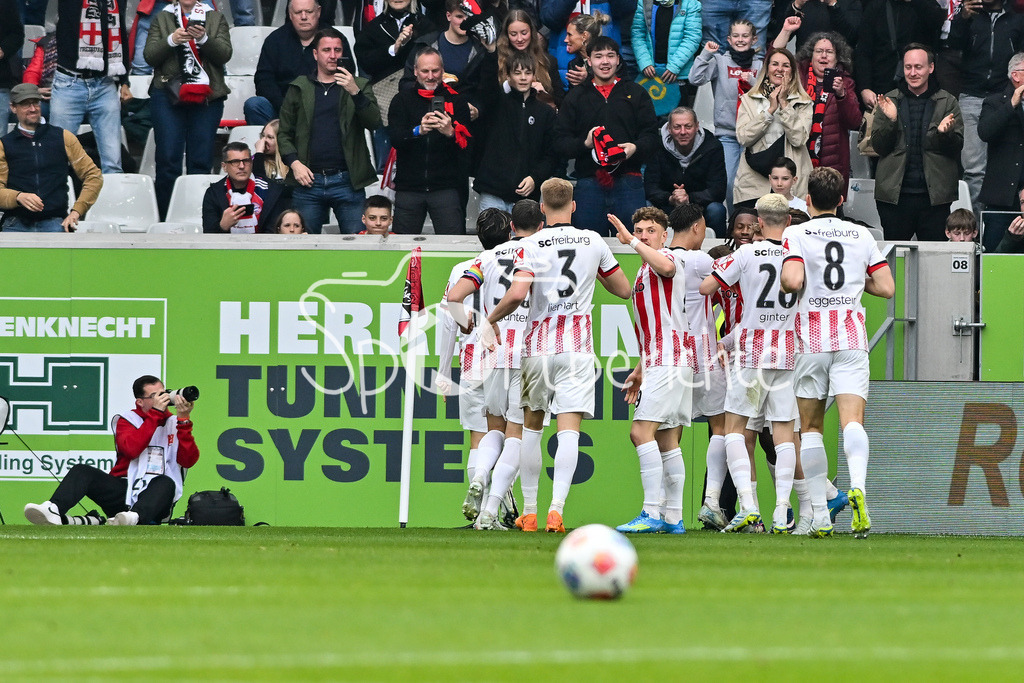 SC Freiburg - FC Bayern München | FREIBURG, GERMANY - 04. APRIL: Jubel der Freiburger nach dem Treffer zum 1-0 durch Johan MANZAMBI (SC Freiburg 44) / Tor / Torschuetze / Freude / Happy während dem Bundesligamatch zwischen dem SC Freiburg und dem FC Bayern München am 28. Spieltag im Europa-Park Stadion / DFL REGULATIONS PROHIBIT ANY USE OF PHOTOGRAPHS AS IMAGE SEQUENCES AND/OR QUASI-VIDEO