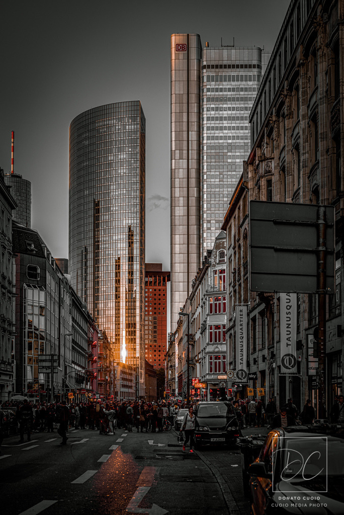 Frankfurter Bahnhofsviertel – Sonnenuntergang in den Spiegelungen der Skyline | Dieses eindrucksvolle Stadtfoto fängt die einzigartige Atmosphäre des Frankfurter Bahnhofsviertels ein, aufgenommen von der Taunusstraße. Der Silver Tower und die Skyper Villa spiegeln das warme Licht des Sonnenuntergangs, wodurch eine faszinierende Mischung aus modernen Hochhäusern und urbanem Flair entsteht. Die Szene zeigt die Dynamik und das pulsierende Leben von Frankfurts Bankenviertel und macht das Bild ideal für Architektur-Fans, Stadtfotografen und Interior-Designs.Perfekt für Websites, Printmedien oder Wanddekoration – ein einzigartiges Fotokunstwerk aus Frankfurt. - Realisiert mit Pictrs.com