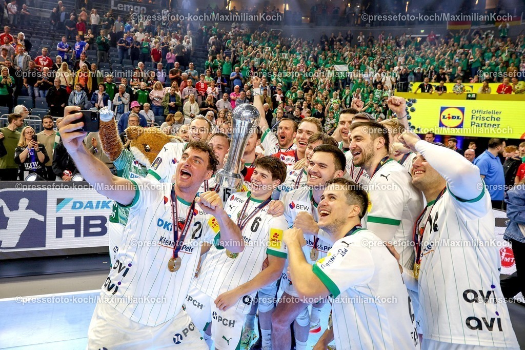 xSSCx19042602076 | 19.04.2026, xsscx, Handball, DHB-Pokal Lidl Final4, Finale, Füchse Berlin - Bergischer HC, Saison 2025 / 2026 Herren, Lanxess Arena, Köln: Die Mannschaft der Füchse Berlin feiert den Sieg im DHB-Pokal, Matthes Langhoff (Füchse Berlin #25), Leo Prantner (Füchse Berlin #06)  Photo: xSandraxScherningxPressefotoKochx