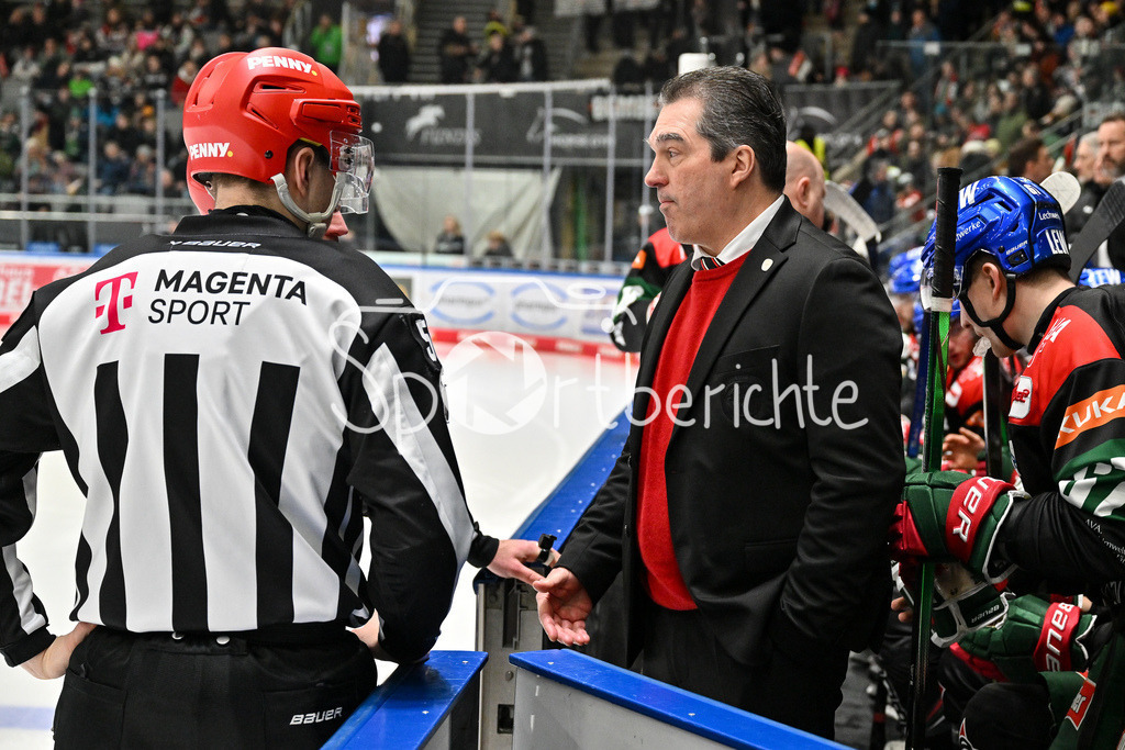 Augsburger Panther - Löwen Frankfurt  | im Gespraech mit den Schiedsrichtern - Larry MITCHELL Headcoach Augsburger Panther / DEL: Augsburger Panther - Loewen Frankfurt, Curt Frenzel Stadion am 12.01.2025