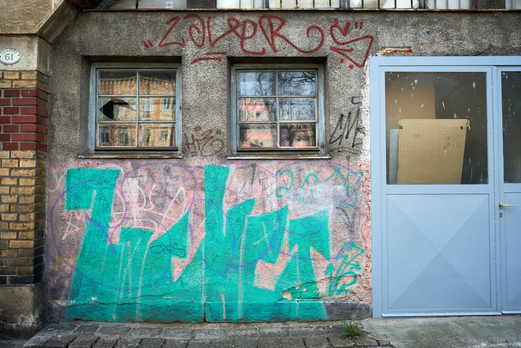 Blick auf eine Tischlerei im Gewölbe | Wien, Austria - April 01, 2021: entlang der Wiener Gürtel Straße; Blick auf eine Tischlerei im Gewölbe. - Realisiert mit Pictrs.com