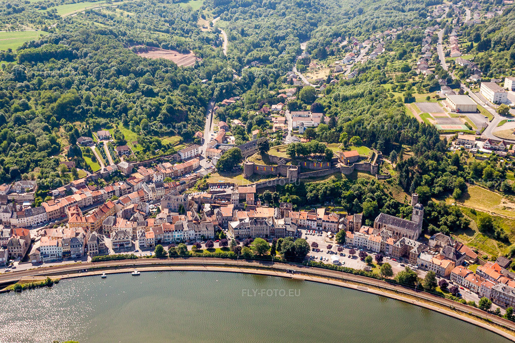 Vue aérienne: Centre du village avec les ruines de la forteresse de Sierck sur les rives de la Moselle à Sierck-les-Bains dans le département Moselle, France. Photo: IMG_29621.jpg prise le 27/06/2010 par Werner Riehm/FLY-FOTO.euRésolution de l'original: 4468 x 2978 px