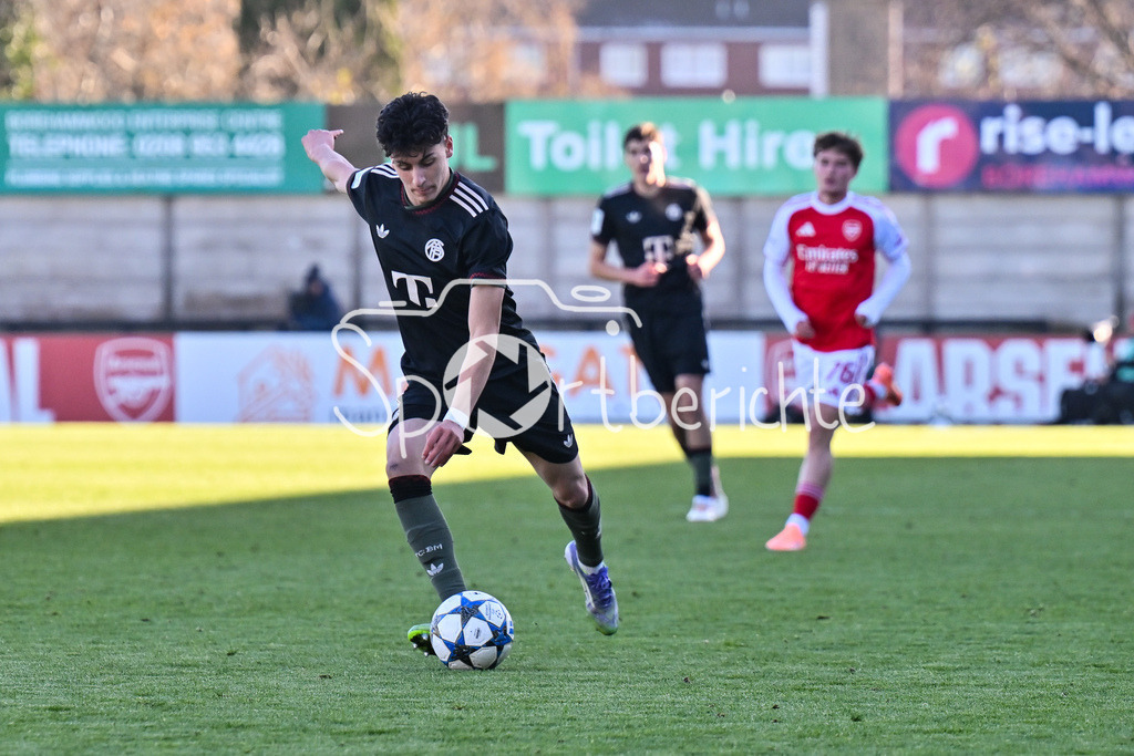 Arsenal London U19 - FC Bayern München U19 | BOREHAMWOOD, ENGLAND - 26. NOVEMBER: am BAll Deniz OFLI (FC Bayern München U19 3) / Einzelfoto / Freisteller beim Ligaspiel zwischen der U19 von Arsenal London und der U19 des FC Bayern München am 5. Spieltag der UEFA Youth League im Meadow Park am 26.11.2025