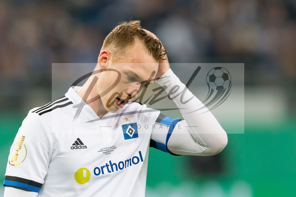 HSVSCF20220419_395 | Fussball, Herren: Sebastian Schonlau (Hamburger SV) enttaeuscht beim DFB-Pokal-Halbfinalspiel zwischen Hamburger SV und SC Freiburg im Volksparkstadion am 19.04.2022 in Hamburg, Deutschland.DFB / DFL REGULATIONS PROHIBIT ANY USE OF PHOTOGRAPHS AS IMAGE SEQUENCES AND/OR QUASI-VIDEO. - Realisiert mit Pictrs.com