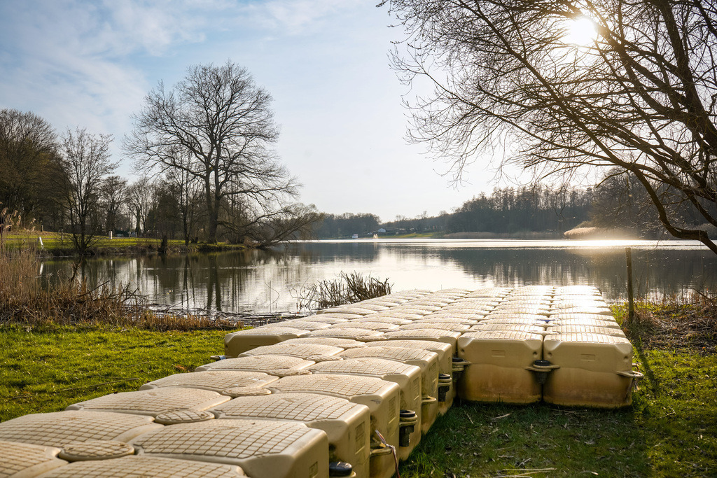 Bereit für den Sommer - Gedern | Im Sommer genießen Badegäste und Camper die Sonnenstrahlen am Ufer des Gederner Sees. Zum Frühlingsbeginn sonnt sich stattdessen ein Schwimmender Steg für einen perfekten – wenn auch leicht gelblichen – Teint zum kommenden Saisonstart. - Realisiert mit Pictrs.com
