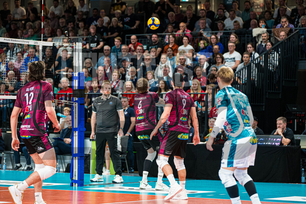 Volleyball I Herren I Saison 2025/2026 I Volleyball Bundesliga I 4. Spieltag I SVG Lüneburg - Energiequelle Netzhoppers KW | Lovis Homberger (6, Energiequelle Netzhoppers KW), Hannes Gerken (9, Energiequelle Netzhoppers KW), Isaiah Olfert (12, Energiequelle Netzhoppers KW) - Realisiert mit Pictrs.com