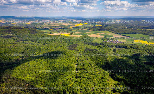 Brakel240504700NSG-HinnenburgerForst | Luftbild, NSG Naturschutzgebiet Hinnenburger Forst mit Emder Bachtal, Waldgebiet mit Blick auf den Ort Erwitzen, Windkraftanlage Windräder im Hintergrund, Fernsicht mit blauem Himmel und Wolken, Erwitzen, Nieheim, Ostwestfalen, Nordrhein-Westfalen, Deutschland