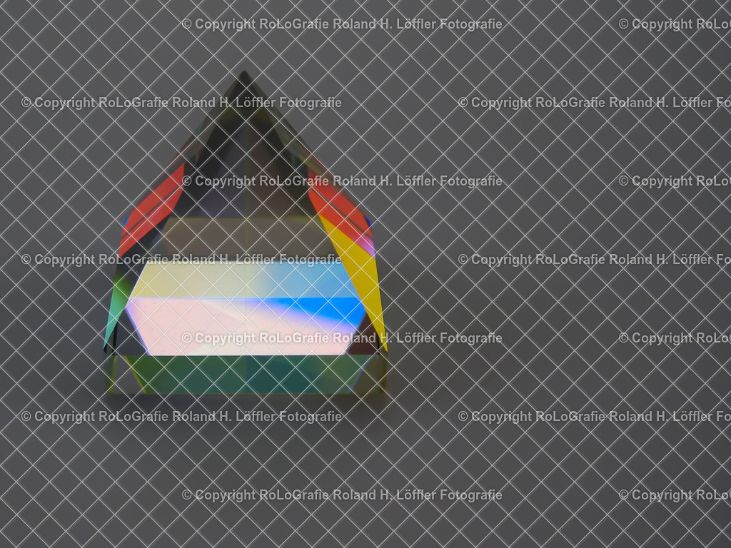 20241103-25 | Glaspyramide leuchtet in allen möglichen Farben - Realisiert mit Pictrs.com