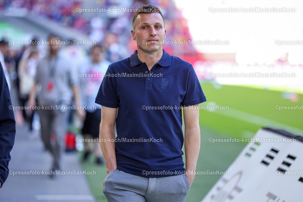 F9510052502114 | 10.05.2025, Fußball, Fortuna Düsseldorf - FC Schalke 04, 2. Fußball Bundesliga, Merkur Spiel-Arena, Saison 2024 2025: Trainer Jakob Fimpel (S04 Cheftrainer) DFB regulations prohibit any use of photographs as image sequences and or quasi-video.