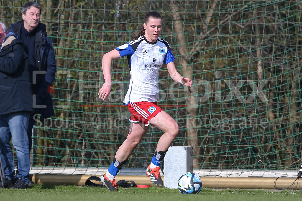 Fussball, 2. Frauen-Bundesliga, Hamburger SV - Eintracht Frankfurt II | v.li.: Larissa Mühlhaus (Hamburger SV, 7) am Ball, Freisteller, Einzelbild, Ganzkörper, Aktion, Action, Spielszene, DIE DFB-RICHTLINIEN UNTERSAGEN JEGLICHE NUTZUNG VON FOTOS ALS SEQUENZBILDER UND/ODER VIDEOÄHNLICHE FOTOSTRECKEN. DFB REGULATIONS PROHIBIT ANY USE OF PHOTOGRAPHS AS IMAGE SEQUENCES AND/OR QUASI-VIDEO.