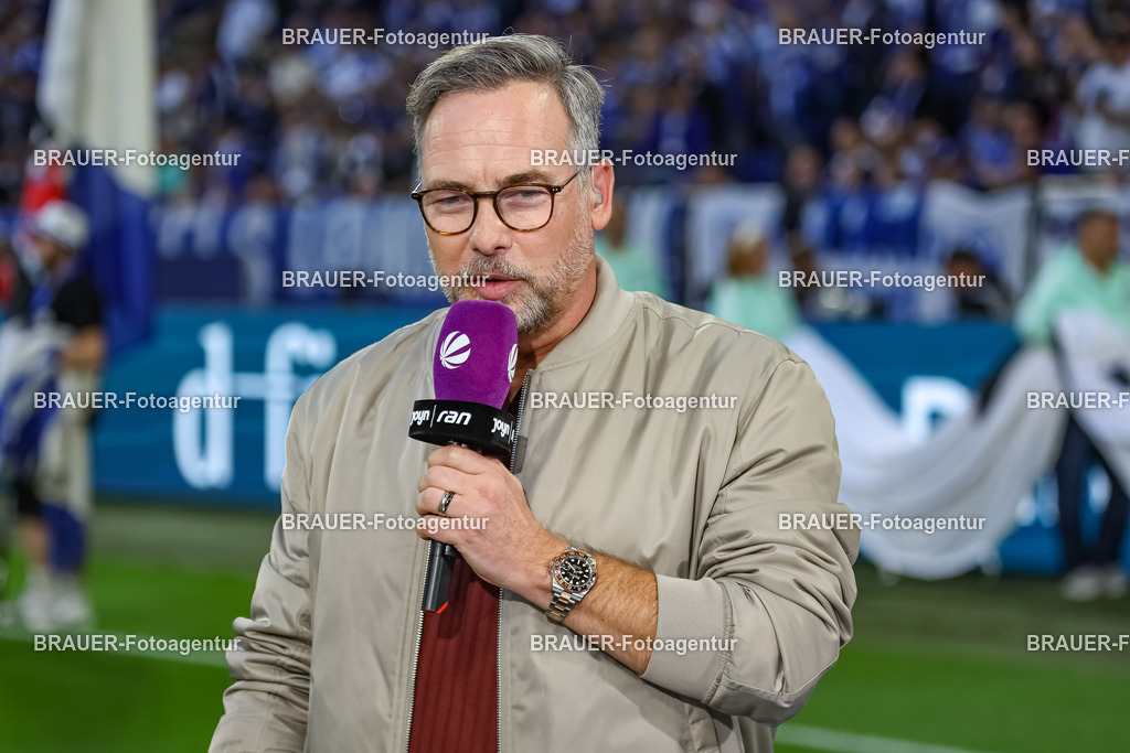 1_S04BER_20250801_0643.JPG -  - FC Schalke 04 - Hertha BSC Berlin - 2. Bundesliga | Gelsenkirchen, Deutschland, 01.08.25: Matthias Opdenhövel moderiert für Sat1 waehrend des Spiels der 2. Bundesliga zwischen FC Schalke 04 - Hertha BSC Berlin in der Veltins-Arena am 01. August 2025 in Gelsenkirchen, Deutschland. (Foto von Stefan Brauer/Brauer-Fotoagentur)DFB/DFL REGULATIONS PROHIBIT ANY USE OF PHOTOGRAPHS AS IMAGE SEQUENCES AND/OR QUASI-VIDEO.