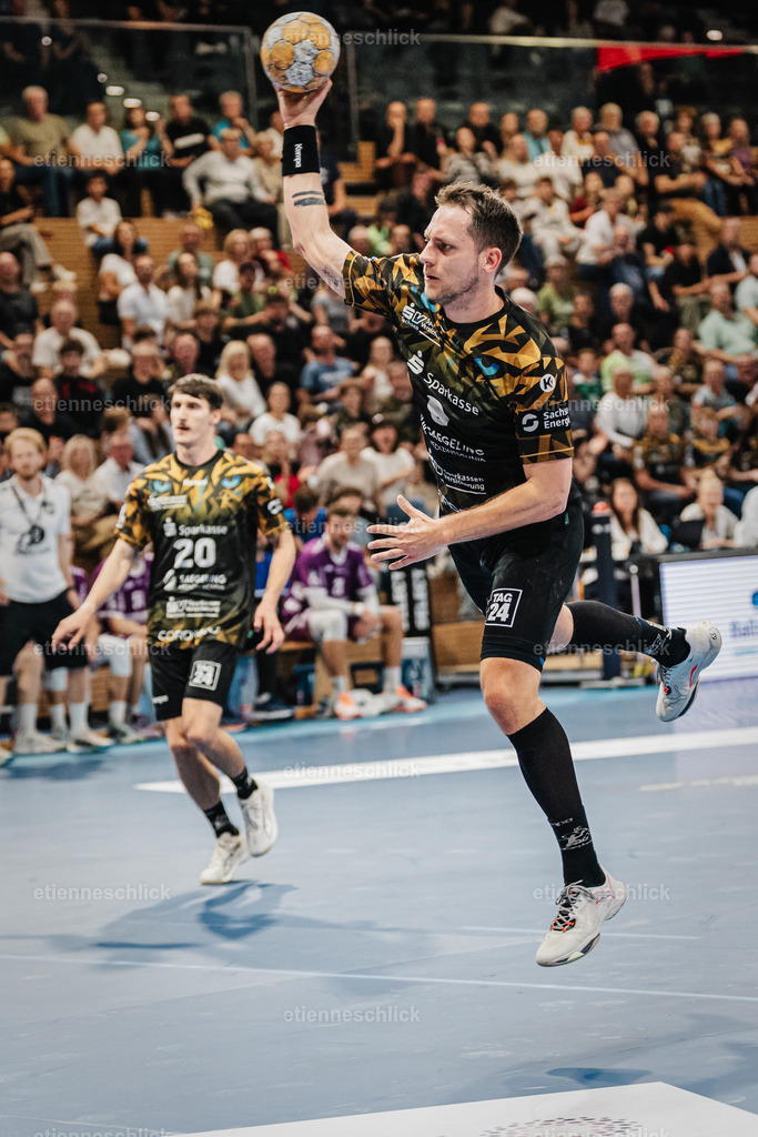 HC Elbflorenz 2006 - TV 05/07 Hüttenberg, 2. Handball-Bundesliga, 6. Spieltag | Im Bild: Julius Dierberg (9, Dresden) beim Angriff aufs Tor04.10.2026, HC Elbflorenz 2006 - TV 05/07 Hüttenberg, 2. Handball-Bundesliga, 6. Spieltag, Deutschland, Dresden, BallsportArena Dresden