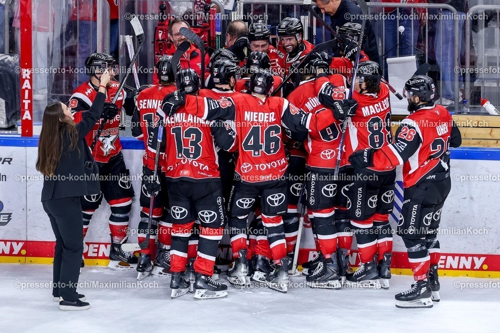 KEC15042601175 | 15.04.2026, Eishockey, DEL Halbfinale Play-Offs, Kölner Haie - Eisbären Berlin, Spiel 4, Lanxess-Arena Köln: Torjubel nach dem Tor zum 4:3 in Overtime durch Torschütze Dominik Bokk (Kölner Haie #78) zusammen mit  der Mannschaft jubelnd auf dem Eis 