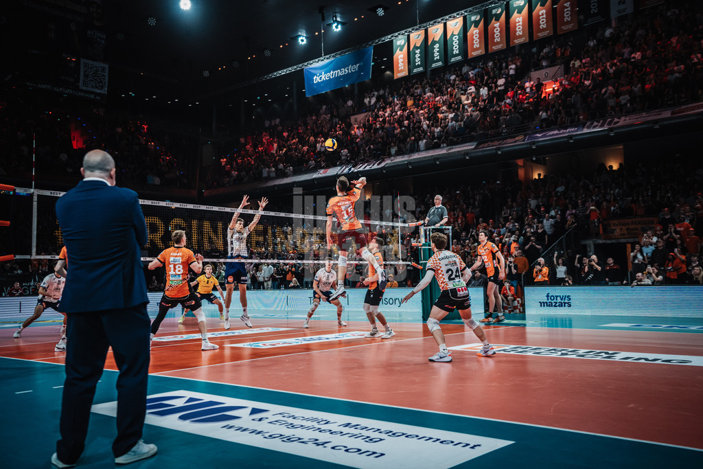 Volleyball | Herren | Saison 2024/2025 | 1. Volleyball Bundesliga Männer | Finale | BERLIN RECYCLING Volleys vs. SVG Lüneburg | 03.05.2025 | Moritz Reichert (#15, Berlin Recycling Volleys) beim Angriff zum Finalen Punkt
