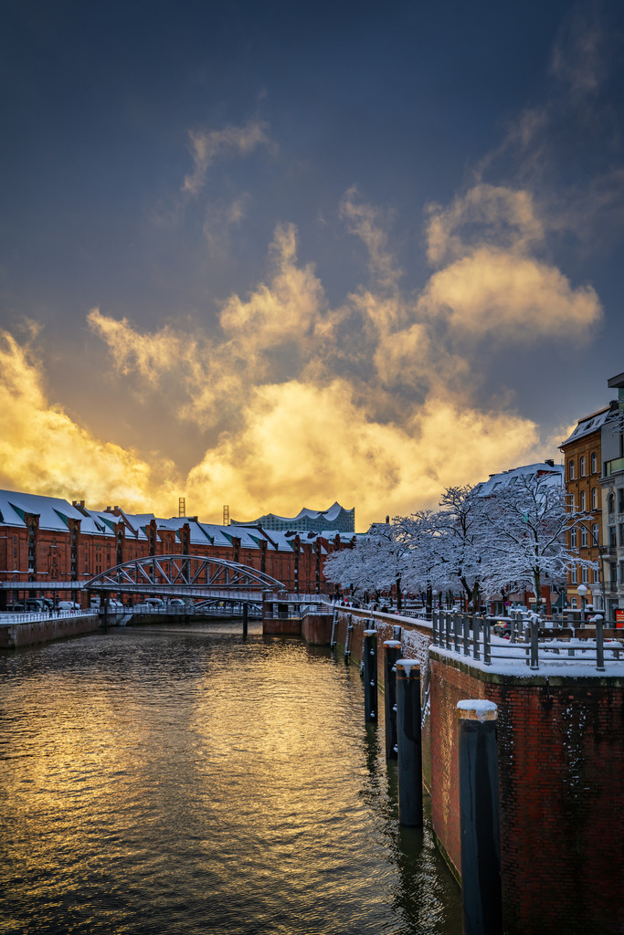 10260101 - Winterlicher Sonnenuntergang | Blick über den Zollkanal auf die Speicherstadt und die Elbphilharmonie im winterlichen Abendlicht.