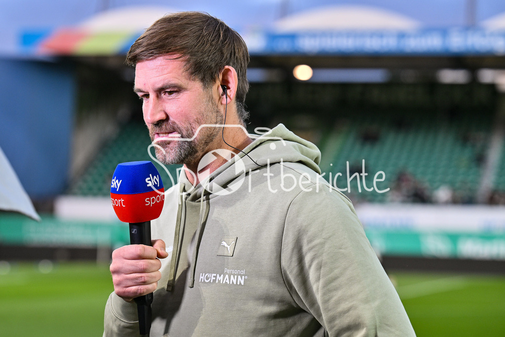 SpVgg Greuther Fürth - Karlsruher SC | FUERTH, GERMANY - OCTOBER 24: SKY Interview Thomas KLEINE headcoach Spvgg Greuther Fuerth before the 2. bundesliga match between SpVgg Greuther Fuerth vs. Karlsruher SC on matchday 10 at Sportpark Ronhof Thomas Sommer on October 24, 2025 in Fuerth, Germany / DFL REGULATIONS PROHIBIT ANY USE OF PHOTOGRAPHS AS IMAGE SEQUENCES AND/OR QUASI-VIDEO