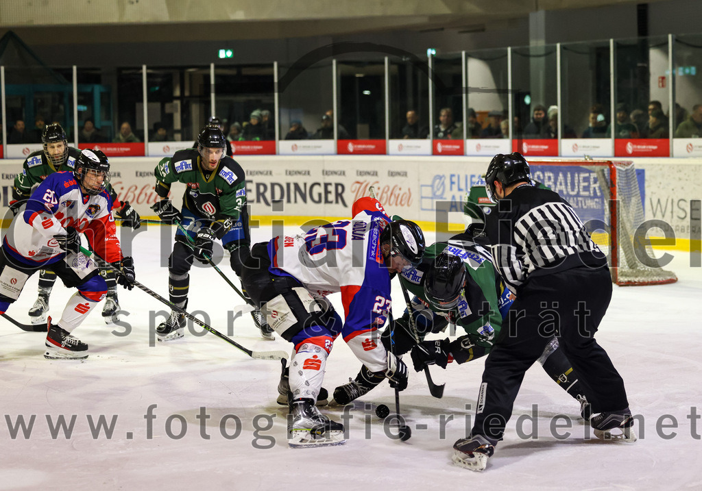 2023-01-22_148_Eishockey_TSV_Erding_gegen_ESC_Dorfen | Erding, Deutschland, 22.01.2023:
Eishockey, Bayernliga 2022 / 2023, 29. Spieltag, TSV Erding gegen ESC Dorfen, Endergebnis: 6:2

Lukas Kirsch (ESC Dorfen, #20), Bastian Cramer (Erding Gladiators, #34), Urban Sodja (ESC Dorfen, #23), 

Foto: Christian Riedel / fotografie-riedel.net