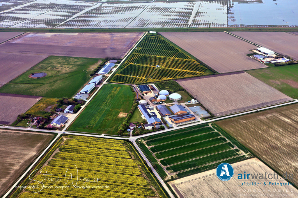 Luftbild GP JOULE | GP JOULE ist ein integrierter Energieversorger, der in allen Bereichen der Energie-Wertschöpfungskette aktiv ist, von der Erzeugung bis zur Nutzung. Das Unternehmen plant, baut und führt Solar- und Windparks, errichtet Wasserstoffinfrastrukturen, realisiert Nahwärmenetze und setzt E-Mobilität für Unternehmen und Kommunen um. GP JOULE beliefert Kunden mit Strom und ermöglicht Bürgerinnen und Bürgern die Beteiligung an erneuerbaren Energieprojekten.