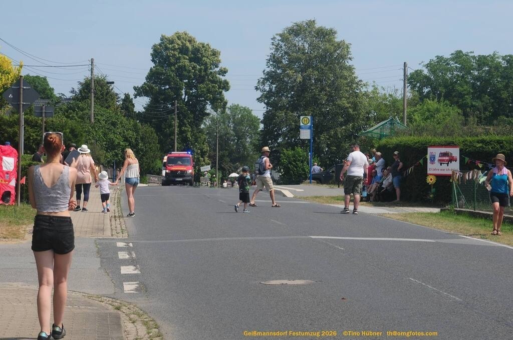 Geißmannsdorf-2026-Festumzug-063 | Festumzug in Geißmannsdorf bei Bischofswerda im Juni 2026. Fotografische Eindrücke und Momentaufnahmen vom Festumzug anläßlich des 800-jährigen Bestehens von Geißmannsdorf - mit Teilnehmern und Gästen, Strohpuppen und geschmückten Vorgärten und Grundstücken - Realisiert mit Pictrs.com