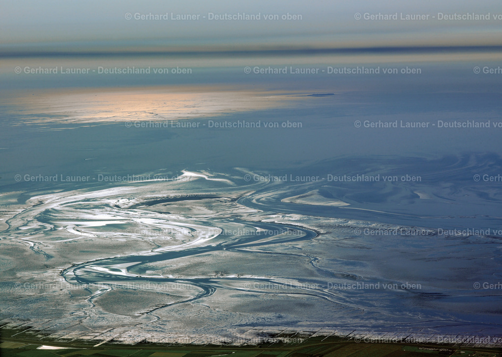 23P0575 | Blick über den Nationalpark Schleswig-Holsteinisches Wattenmeer am Eidersperrwerk in Richtung Helgoland
