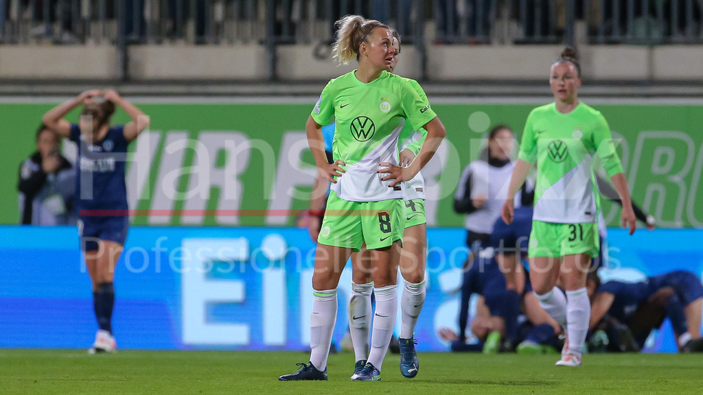 Fussball, UEFA Womens Champions League, VfL Wolfsburg - Paris FC | v.li.: Lena Lattwein (VfL Wolfsburg, 8) enttäuscht schauend, Enttäuschung, traurig