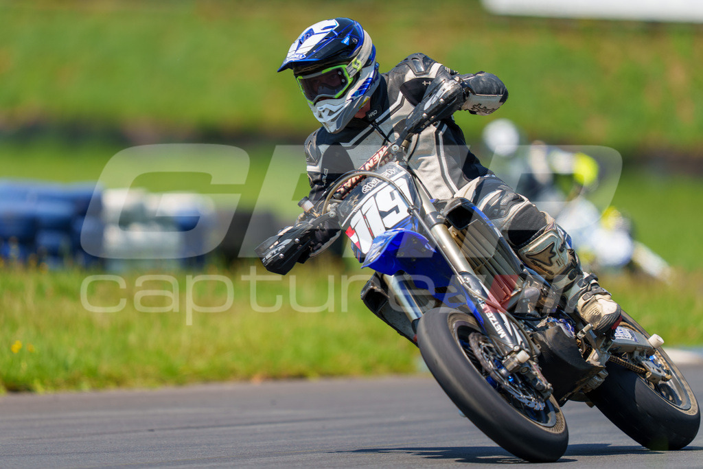 G-Cup + Supermoto Staatsmeisterschaft + Hungarian Supermoto Championship | GRIPcapture steht für authentische Sportfotografie in Österreich – für Momente, die mehr sind als Geschwindigkeit oder Ergebnis. Es geht um Emotion, Spannung, Fokus und den Augenblick, der oft nur einen Wimpernschlag dauert.Ob Motorsport, Teamsport oder 