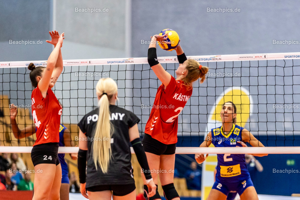 2022-00063287-Testspiel-Deutschland-Brasilien | Zuspiel pia KÄSTNER #2 (Zuspiel) GER mit Marie SCHÖLZEL #14 (Mittelblock) GER, 17.09.2022; Berlin Foto: Gerold Rebsch - www.beachpics.de
