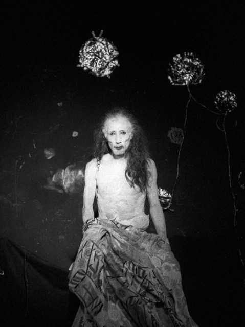 Daisuke Yoshimoto - Träume der Erde | Konventionell aufgenommene schwarz/weiß Fotografie auf hochempfindlichen Film von Ilford, hochauflösend digitalisiert für großformatige FineArtPrints, während Butoh Tanz Festival in Poznan/Polen im 1997 Jahr, Butoh Tänzer Daisuke Yoshimoto: https://www.facebook.com/ButohDaisukeYoshimoto/about/?ref=page_internal
Conventionally taken black and white photograph on Ilford high speed film, high resolution digitized for large format FineArtPrints, during the Butoh Dance Festival in Poznan/Poland in 1997-year, Butoh Dancer Daisuke Yoshimoto: https://www.facebook.com/ButohDaisukeYoshimoto/about/?ref=page_internal
 - Realisiert mit Pictrs.com