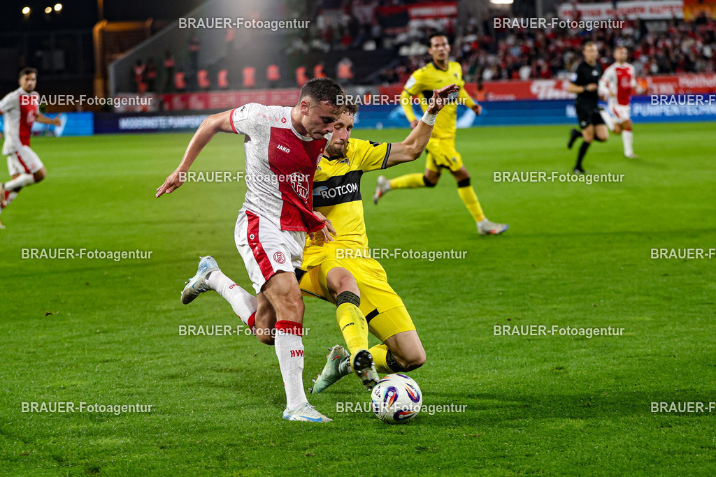 Rot-Weiss Essen - TSV Alemannia Aachen | Essen, Deutschland, 31.08.2025 Marvin Obuz  (Rot-Weiss Essen) und Felix Meyer (Alemannia Aachen) im Kampf um den Ballwährend des 3.Liga Spiels zwischen  Rot-Weiss Essen und Alemannia Aachen am 31.08.2025 im Stadion an der Hafenstraße in Essen. (Foto von Timo Bluhmki-Schmidt/Brauer Fotoagentur