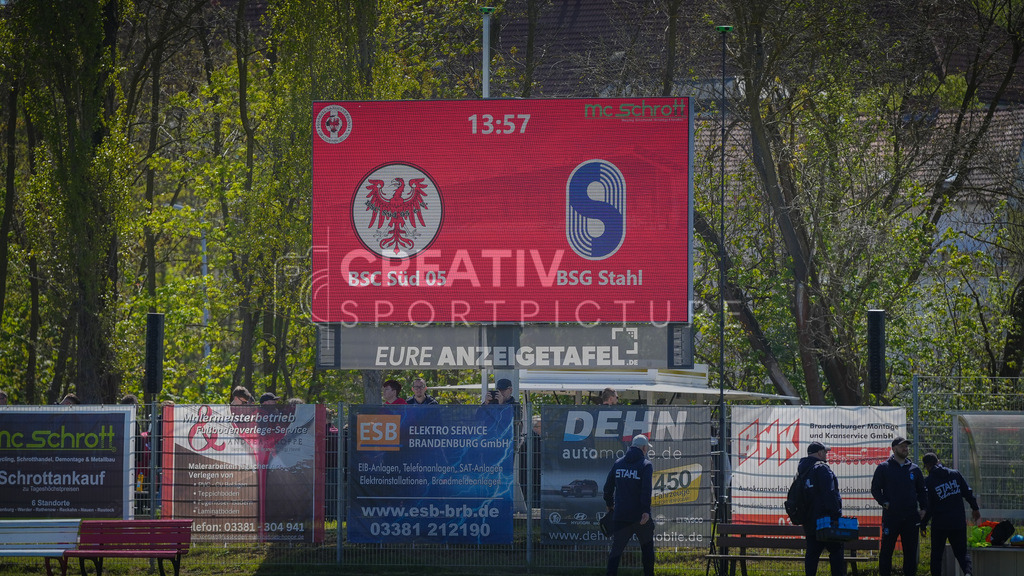 Fußball, Herren, Saison 2025/2026, Brandenburgliga, 23. Spieltag, Brandenburger SC Süd 05 vs. BSG Stahl Brandenburg, Samstag 25.04.2026, Werner-Seelenbinder-Sportplatz Brandenburg an der Havel | Fußball, Herren, Saison 2025/2026, Brandenburgliga, 23. Spieltag, Brandenburger SC Süd 05 vs. BSG Stahl Brandenburg, Samstag 25.04.2026, Werner-Seelenbinder-Sportplatz Brandenburg an der Havel, Im Bild: Die Anzeigetafel vor Spielbeginn - Realisiert mit Pictrs.com