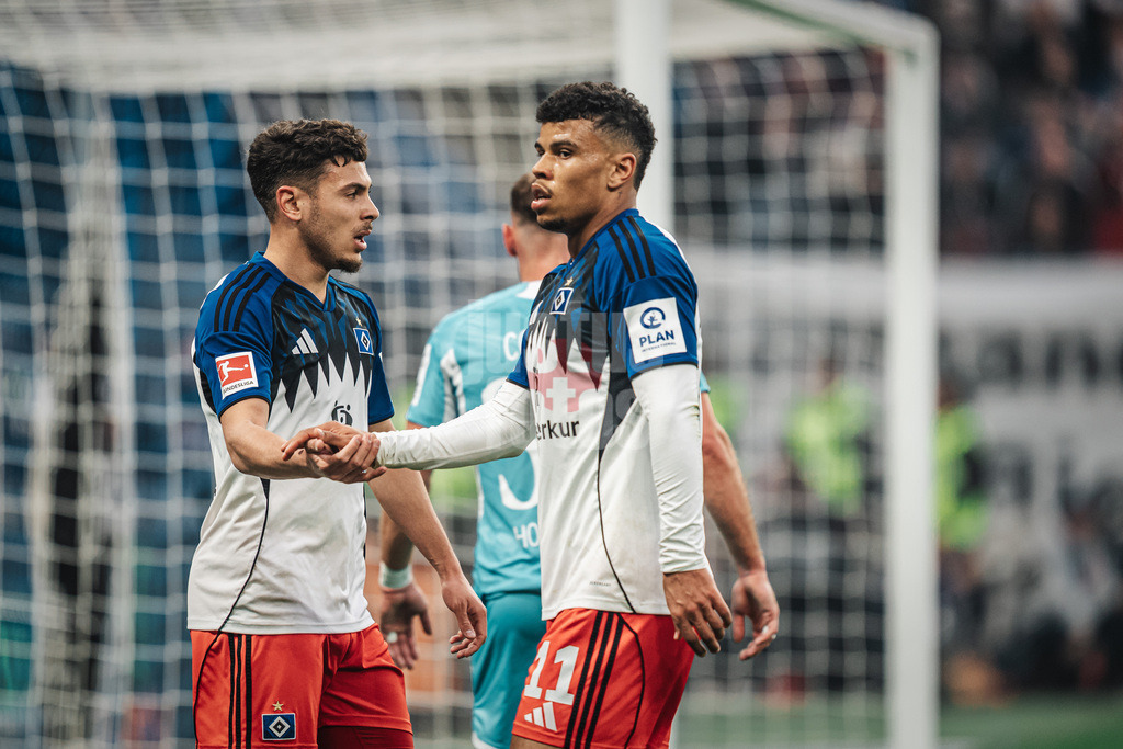 Fußball | Männer | Saison 2025/2026 | 1. Fußball-Bundesliga | 31. Spieltag | Hamburger SV vs. TSG Hoffenheim | 25.04.2026 | v.l. William Mikelbrencis (#2, HSV) und Ransford-Yeboah Königsdörffer (#11, HSV) schlagen ein