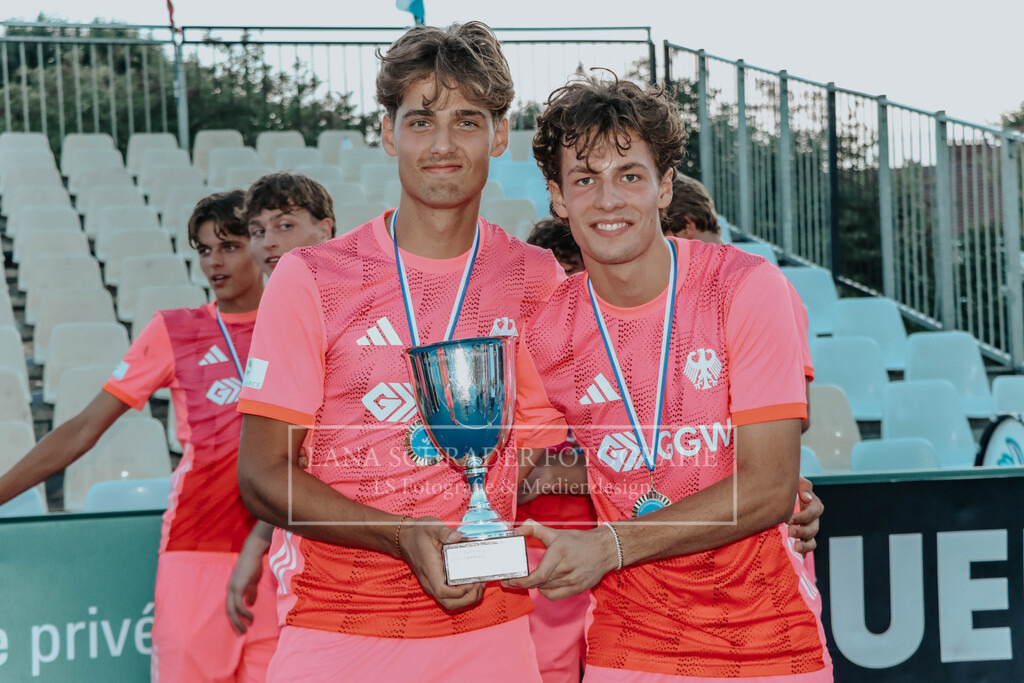 EM_MU18_F_GER-BEL_Lille_bearbeitet_Pokalbilder (130 von 137) | lanaschraderfotografie - Realisiert mit Pictrs.com