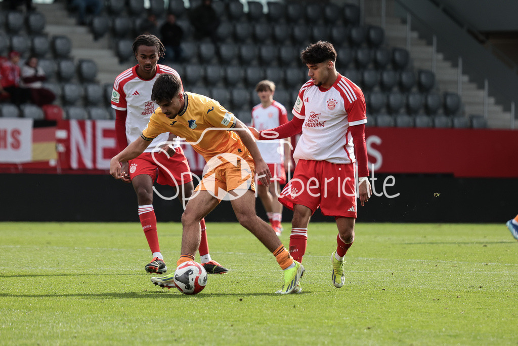 FC Bayern München U19 - TSG 1899 Hoffenheim U19 | Diren DAGDEVIREN (TSG #6) im Duell mit Emirhan DEMIRCAN (FCB #11) / Zweikampf