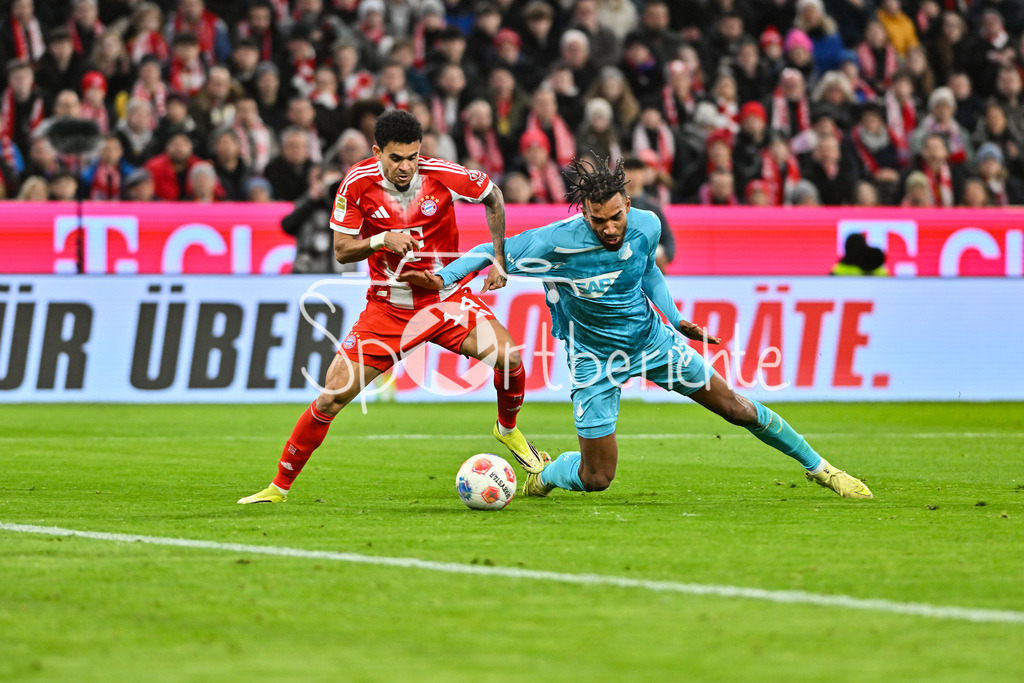 FC Bayern München - TSG 1899 Hoffenheim | MUNICH, GERMANY - 08. FEBRUARY: strittige Szene - Luis DIAZ (FC Bayern Munich 14) im Duell mit Kevin AKPOGUMA (TSG Hoffenheim 25) Elfmeter / rote Karte / Zweikampf während dem Bundesligamatch zwischen dem FC Bayern München und der TSG 1899 Hoffenheim am 21. Spieltag in der Allianz Arena / DFL REGULATIONS PROHIBIT ANY USE OF PHOTOGRAPHS AS IMAGE SEQUENCES AND/OR QUASI-VIDEO