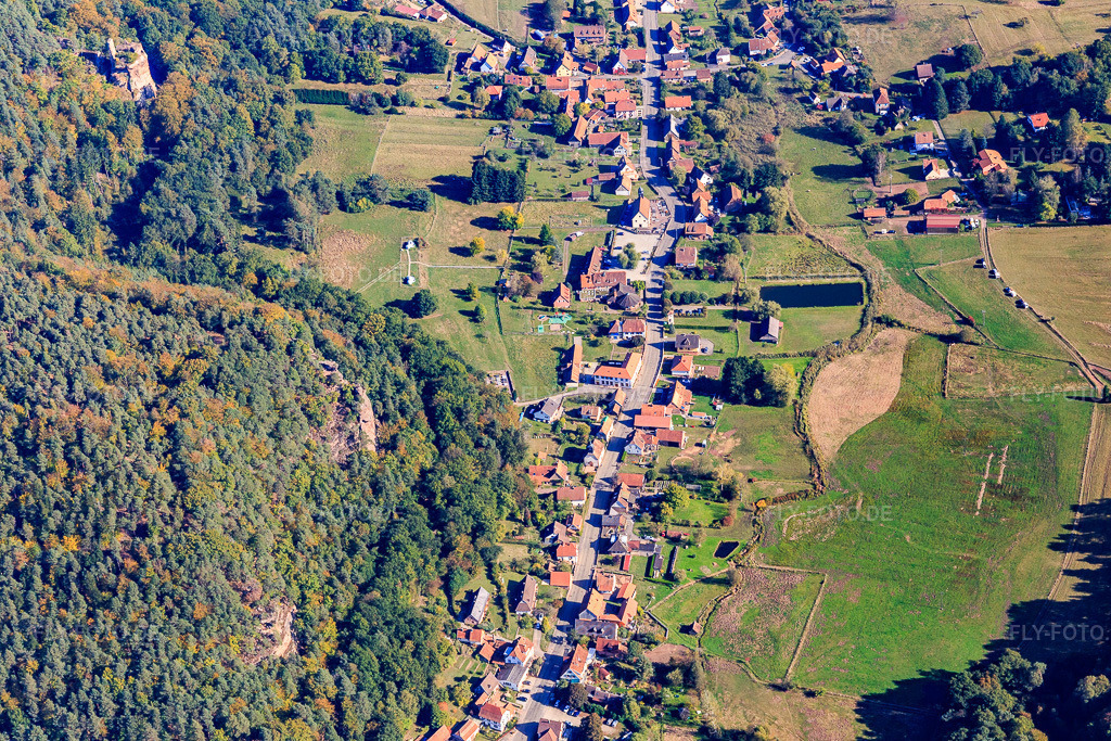 Luftbild: Dorfansicht von Westen unterhalb des Roche du Wachtfels in Obersteinbach im Bundesland Bas-Rhin in Frankreich.Foto: IMG_095112.jpg vom 16.10.2016 durch Werner Riehm/FLY-FOTO.deAuflösung des Originals: 5472 x 3648 px