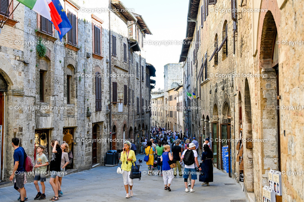 Italien_ Toskana_ San Gimignanao_ 26.05.2024-15 | 26.05.2024, Italien, ITA, Toskana, San Gimignano im Bild Stadtansichten Gebäude, Architektur, Touristen, Historisch, Ansichten der berühmten Stadt San Gimignano in der Toskana-Italien - View of the famous town San Gimignano in Tuscany-Italy


San Gimignano ist eine italienische Kleinstadt in der Toskana mit einem mittelalterlichen Stadtkern. San Gimignano wird auch die Stadt der Türme genannt. Die Stadt liegt in der Provinz Siena. Sie gehört neben Florenz, Siena und Pisa zu den von Touristen meist besuchten Zielen in der Toskana.