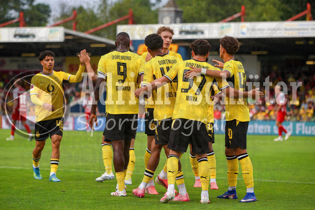 18.07.2026, GER, Fussball, Herren, Vorbereitungsspiel, Saison 2026/2027, Rot-Weiß Oberhausen - Borussia Dortmund | Serhou Guirassy (BVB) Torjubel, jubelt mit ihrer Mannschaft nach dem Treffer zum 1:2