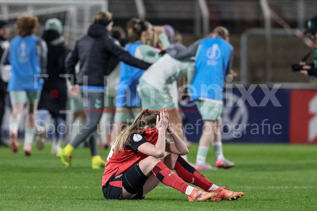 Fussball, DFB-Pokal Frauen, Bayer 04 Leverkusen - SV Werder Bremen | v.li.: Lilla Turanyi (Bayer 04 Leverkusen, 24) sitzt enttäuscht über die Niederlage am Boden, Enttäuschung nach dem Schlusspfiff, Abpfiff, Highlight, Verlierer, verloren, Frustration, pessimistisch,, DIE DFB-RICHTLINIEN UNTERSAGEN JEGLICHE NUTZUNG VON FOTOS ALS SEQUENZBILDER UND/ODER VIDEOÄHNLICHE FOTOSTRECKEN. DFB REGULATIONS PROHIBIT ANY USE OF PHOTOGRAPHS AS IMAGE SEQUENCES AND/OR QUASI-VIDEO.