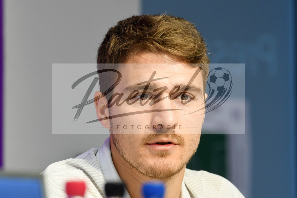 20200206_PKOSNA_0034 | Fußball, Herren: Benjamin Girth (VfL Osnabrueck) schaut waehrend der Pressekonferenz des VfL Osnabrueck im Stadion an der Bremer Bruecke am 06.02.2020 in Osnabrueck, Deutschland. - Realisiert mit Pictrs.com