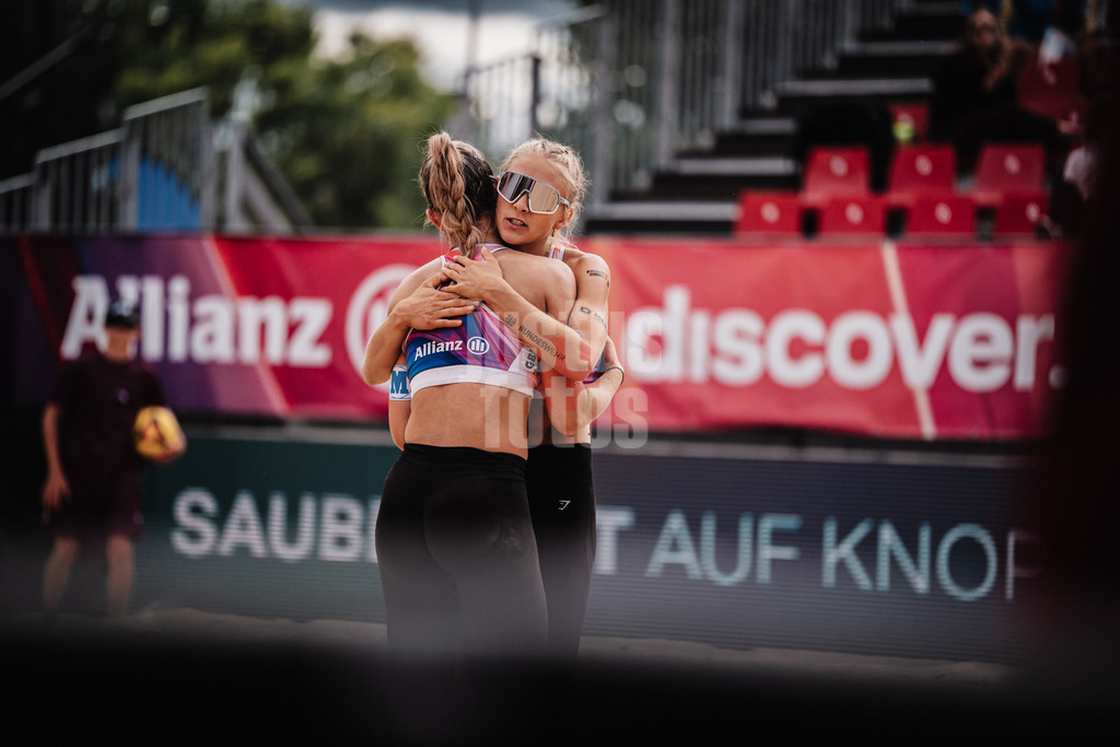 Beachvolleyball | Frauen | Allianz German Beach Tour 2025 | Tourstop Berlin | 22.08.2025 | v.l. Mila Jancar und Paula Schürholz umarmen sich