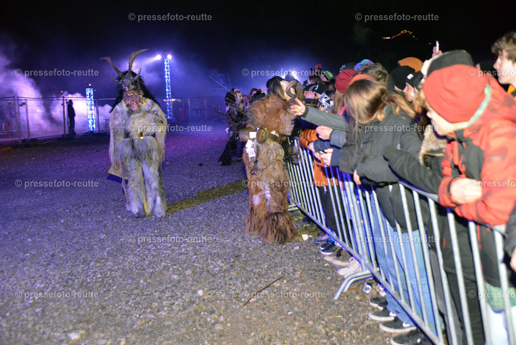 news-2022-Dez03-Krampusumzug-Reutte-WTV_6074 | Info aus dem Bezirk Reutte/Ausserfern Tirol sowie eine umfangreiche Bilddatenbank über die gesamte Region: Lechtal, Talkessel Reutte, Tannheimertal, Zwischentoren. Lech, Plansee, Zugspitze, Grenztunnel, B179, Fernpassstraße, Verkehr, Lawinen, Tradition, - Realisiert mit Pictrs.com