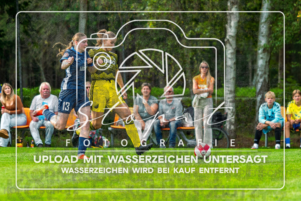 Kreisliga Frauen OHZ/VER - TSV St. Neu Jürgen vs. SG Fulde | Myroslava Taran (SG Fulde #11), Carolin Feldmann (TSV Neu St. Jürgen #13); Kreisliga Frauen OHZ/VER - TSV St. Neu Jürgen vs. SG Fulde am 12.09.26 in Sportplatz Eiche, Worpswede - Realisiert mit Pictrs.com