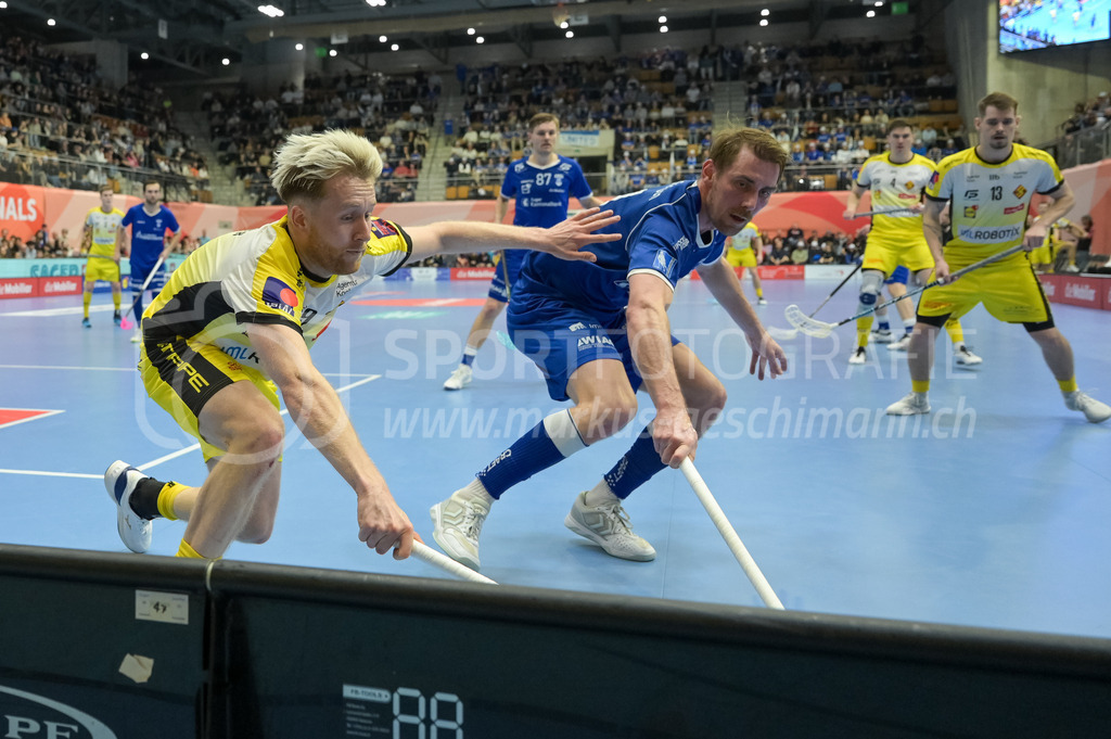 Zug United vs HC Rychenberg - 22. February 2025 | Zug United vs HC RychenbergSporthalle Wankdorf, BernNoah Püntener (#19 HC Rychenberg Winterthur) gegen Sami Johansson (#77 Zug United).Bild: Sportfotografie Markus Aeschimann | www.markus-aeschimann.ch - Realisiert mit Pictrs.com
