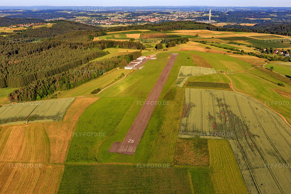 Luftbild: Flugplatz AIRFIELD ROTTWEIL - EDSZ von Osten im Ortsteil Zepfenhan in Rottweil im Bundesland Baden-Württemberg in Deutschland. Foto: IMG_148612.jpg vom 25.06.2025 durch Werner Riehm/FLY-FOTO.deplane-solid