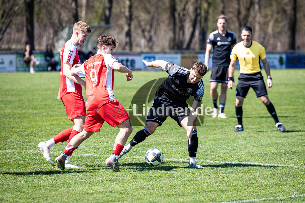SV Raisting gegen SV Pullach | Fußball Herren Bezirksliga Oberbayern Süd 2025/26 25. Spieltag, SV Raisting gegen SV Pullach, 20260411,Zweikampf,2026-04-11 in Raisting (Raiffeisen Arena Raisting), Benedikt STECHELE (SV Raisting 23), Elias LIEB (SV Raisting 9), Michael WICH (SV Pullach 6)Copyright: WolfgangxLindner www.foto-lindner.de