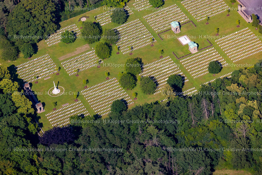 Luftbild Kamp-Lintfort-4784 | Luftbildfotografie Grabreihen auf dem Gelände des Friedhofes " Britischer Ehrenfriedhof " mit dem Denkmal " Rheinberg War Cemetery " an der Straße Am Englischen Friedhof im Ortsteil Niersenbruch in Kamp-Lintfort im Ruhrgebiet im Bundesland Nordrhein-Westfalen, Deutschland - Realisiert mit Pictrs.com