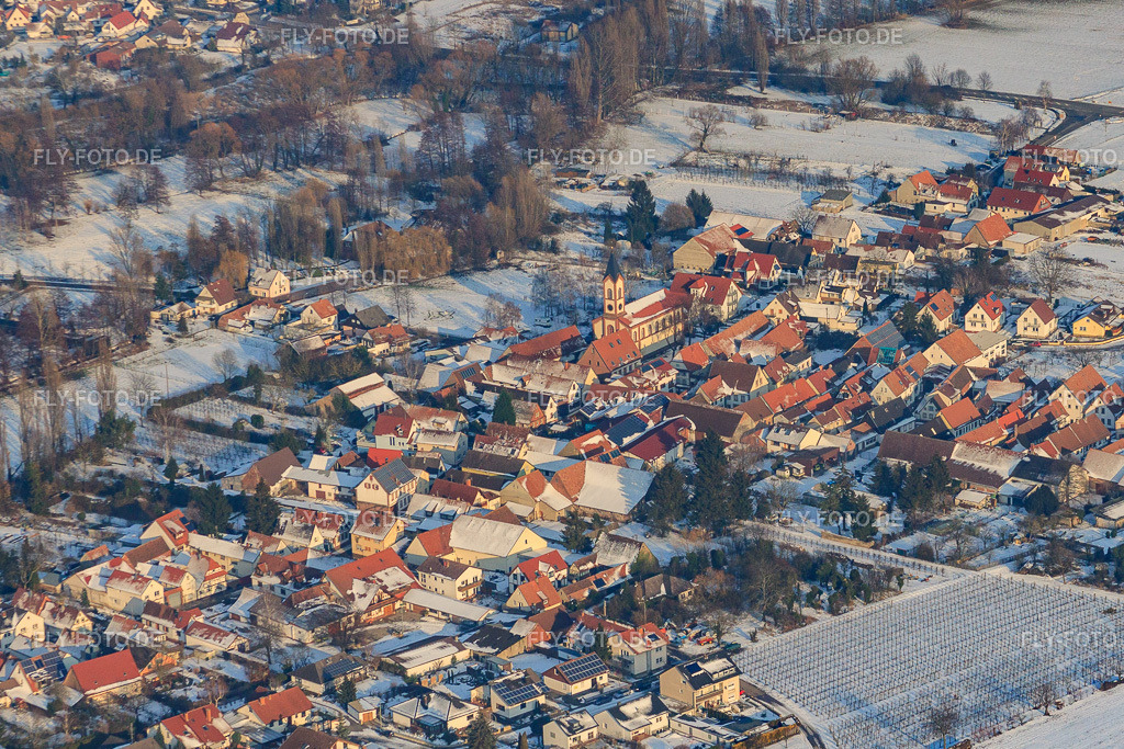 Ortsansicht von Südwesten im Winter bei Schnee | Luftbild: Ortsansicht von Südwesten im Winter bei Schnee im Ortsteil Mühlhofen in Billigheim-Ingenheim im Bundesland Rheinland-Pfalz in Deutschland. Foto: IMG_24437.jpg vom 16.02.2010 durch Werner Riehm/FLY-FOTO.de - Realisiert mit Pictrs.com