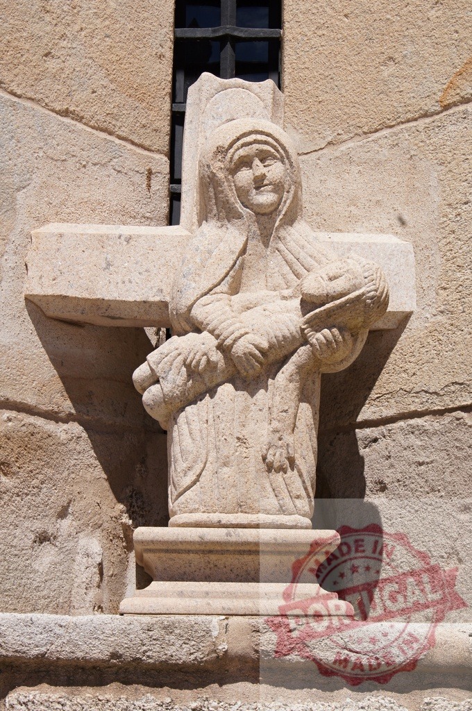 Pietà sculpture of Virgin Mary holding Jesus Christ | Stone sculpture depicting Pietà, the Virgin Mary mourning over the body of Jesus Christ - Realisiert mit Pictrs.com
