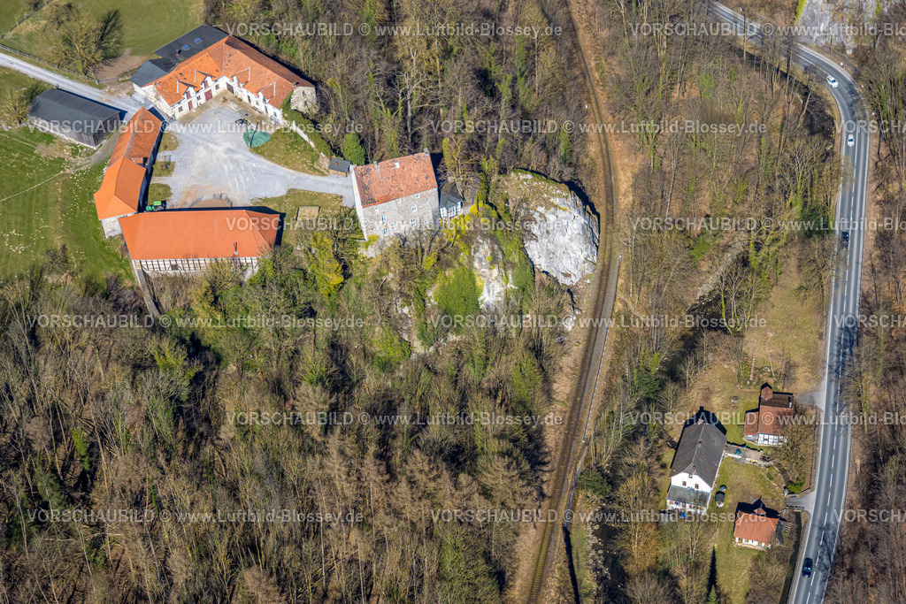 Balve250303996 | Luftbild, Burg Klusenstein auf einer Klippe im Hönnetal, Brockhausen, Hemer, Sauerland, Nordrhein-Westfalen, Deutschland