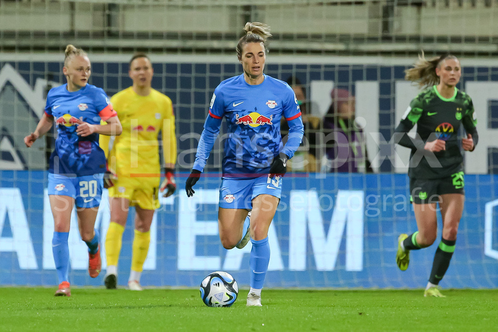 Fussball, Google Pixel Frauen-Bundesliga, VfL Wolfsburg - RB Leipzig | v.li.: Sandra Starke (RB Leipzig, 13) am Ball, Einzelbild, Ganzkörper, Aktion, Action, Spielszene, DIE DFB-RICHTLINIEN UNTERSAGEN JEGLICHE NUTZUNG VON FOTOS ALS SEQUENZBILDER UND/ODER VIDEOÄHNLICHE FOTOSTRECKEN. DFB REGULATIONS PROHIBIT ANY USE OF PHOTOGRAPHS AS IMAGE SEQUENCES AND/OR QUASI-VIDEO.